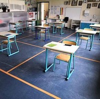 Jika biasanya sebelum Corona satu kelas bisa diisi dengan banyak siswa maka kali ini hanya beberapa siswa yang bisa berada di dalam satu ruangan yang sama. Foto: Boredpanda