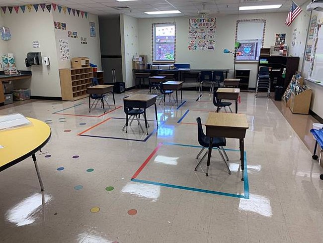Sekolah ini sudah menerapkan jaga jarak sosial bagi para muridnya dengan memberikan garis-garis berbentuk kotak di masing-masing meja dan tempat duduk para muridnya. Dengan demikian, para murid diharapkan tetap berada di dalam garis selama pelajaran berlangsung. Foto: Twitter @SGlawe