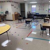 Sekolah ini sudah menerapkan jaga jarak sosial bagi para muridnya dengan memberikan garis-garis berbentuk kotak di masing-masing meja dan tempat duduk para muridnya. Dengan demikian, para murid diharapkan tetap berada di dalam garis selama pelajaran berlangsung. Foto: Twitter @SGlawe