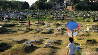 Lahan terbuka yang luas membuat sejumlah anak memilih bermain layang-layang di area pemakaman tersebut.