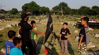 Waktu sore hari kerap dimanfaatkan anak-anak tersebut untuk bermain layang-layang bersama teman.