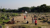 Layang-layang pun menjadi salah satu mainan populer di kalangan masyarakat di masa pandemi COVID-19.