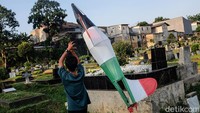 Tak hanya bermain di lapangan maupun area terbuka lainnya, tak sedikit anak-anak yang bermain layang-layang di area pemakaman.