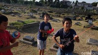 Kegiatan belajar mengajar yang kini dilakukan di rumah karena dilakukan secara daring membuat anak-anak mengisi waktu dengan bermain layang-layang.