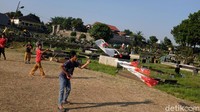 Layang-layang berbagai ukuran dan gambar pun diburu warga di berbagai wilayah di Indonesia.
