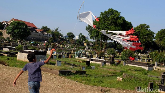 Saat Lahan Pemakaman Jadi Tempat Bermain Layangan Anak-anak Ibu Kota Sejumlah anak bermain di TPU Tanah Kusir, Jakarta. Area pekuburan itu kerap dimanfaatkan anak-anak untuk menjadi lokasi bermain layang-layang.