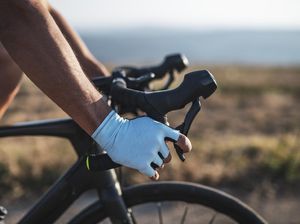 Jari Tangan Sering Kebas Saat Gowes? Waspadai Cyclists Palsy