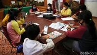 Di balai warga tersebut disediakan WiFi gratis untuk membantu anak-anak yang terkendala dengan kuota internet. 