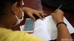 Melihat Semangat Siswa Belajar Online di Balai Warga