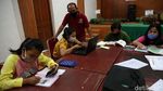 Melihat Semangat Siswa Belajar Online di Balai Warga