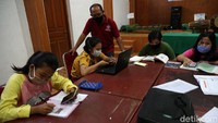Para siswa mengikuti pelajaran jarak jauh dengan didampingi petugas.