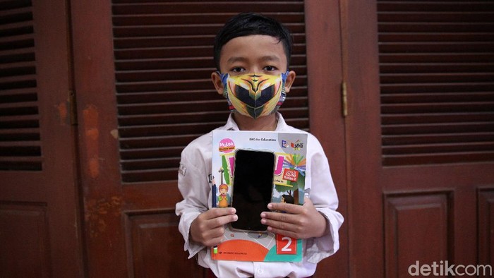 Siswa-siswi Belajar Jarak Jauh di Balai Warga Siswa siswi menggunakan fasilitas WiFi gratis saat mengikuti kegiatan pembelajaran jarak jauh di balai warga RW 05 Kelurahan Kuningan Barat, Mampang Prapatan, Jakarta, Jumat (27/8/2020). WiFi gratis ini disediakan oleh swadaya warga RW 05 guna membantu anak-anak yang melakukan pembelajaran jarak jauh yang terkendala dengan kuota internet.