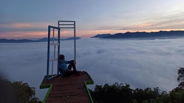 Kabupaten Lampung Barat juga punya negeri di atas awan namanya Temiangan Hill Negeri Khayangan. Foto: (triumaryani75/dTraveler)