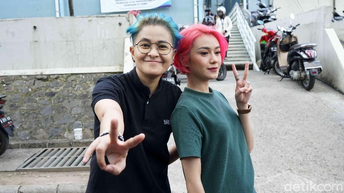 Dara dan Mita The Virgin saat ditemui di kawasan Trans TV.
