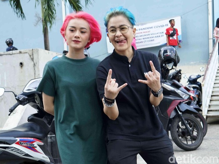 Dara dan Mita The Virgin saat ditemui di kawasan Trans TV.