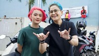 Dara dan Mita tampak jadi lebih berwarna dengan gaya rambut barunya itu. Pool/Noel/detikFoto.