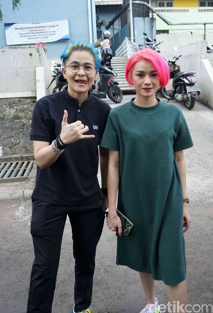 The Virgin Dara dan Mita The Virgin saat ditemui di kawasan Trans TV.