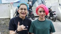 Mita dan Dara the Virgin saat ditemui di kawasan studio Trans TV, Kapten Tendean, Jakarta Selatan pada Jumat (28/8). Pool/Noel/detikFoto.