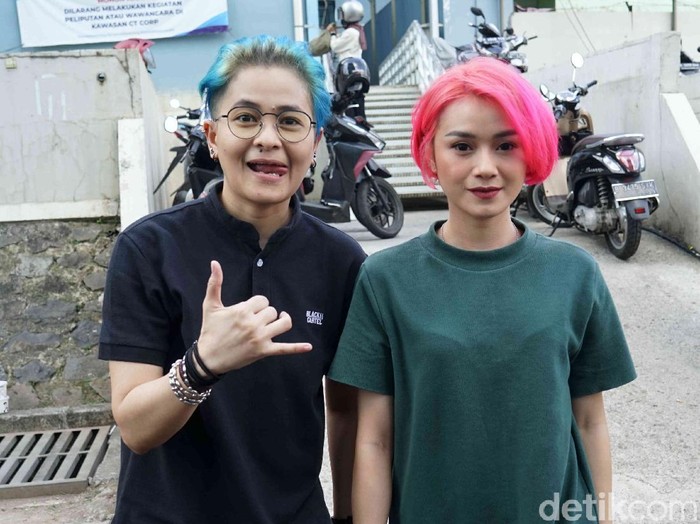 Dara dan Mita The Virgin saat ditemui di kawasan Trans TV.