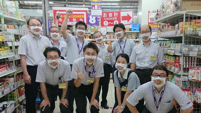 toko jepang dengan masker senyum