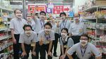 Karyawan Toko Ini Pada Pakai Masker Senyum