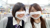 Inisiatif ini mereka pamerkan di Twitter. Dalam cuitannya disebutkan bahwa kampanye ini untuk menunjukan bagaimana toko tetap melayani pengunjung dengan senyuman di tengah pandemi ini. (takeya_co_jp/Twitter)