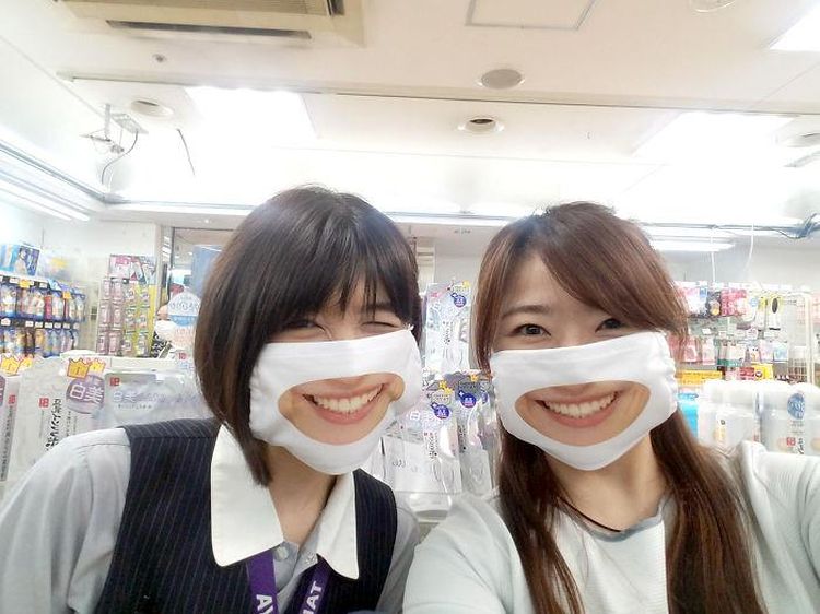 Karyawan Toko Ini Pada Pakai Masker Senyum
