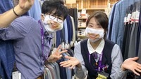 Tujuannya adalah untuk memperlihatkan keramahtamahan karyawannya melalui masker kostum yang dicetak dengan senyuman di permukaan depannya. (takeya_co_jp/Twitter)