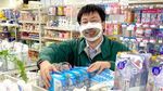 Karyawan Toko Ini Pada Pakai Masker Senyum