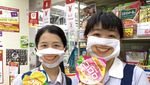 Karyawan Toko Ini Pada Pakai Masker Senyum