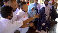 Agus Tri menyebut NasDem yang memiliki satu kursi di DPRD Sukoharjo lebih memilih sosok Joswi yang didukung Gerindra, PKS dan PAN. Dia pun memutuskan mendukung Joswi dengan mengenakan baju bergambar Joswi.