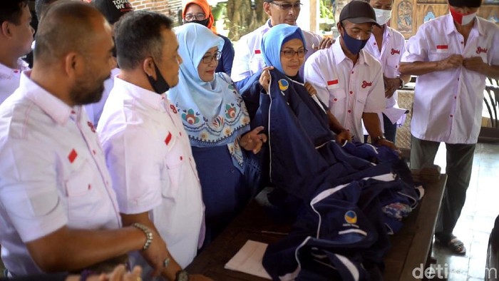 Tolak Politik Dinasti, Pengurus DPD NasDem Sukoharjo Copot Seragam Pengurus DPD NasDem Sukoharjo mundur dari kepengurusan partai. Pasalnya DPP NasDem beri rekomendasi pada Etik Suryani-Agus Santosa dalam Pilkada Sukoharjo.