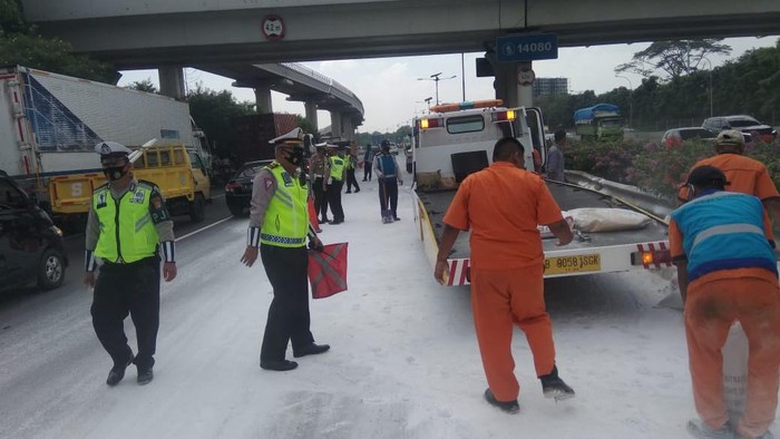 Truk muatan pasir semen putih terguling di KM 00+600 Tol Cawang
