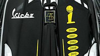 Emblem-emblem khas Vespa yang ada di body motor juga dilepas dan diganti. Teks Kickz berada di depan, sementara Black Mamba terpampang di sisi body. Foto: Motodeal