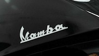 Pada kedua sisi terdapat nomor 8 dan 24, dua nomor punggung yang pernah dipakai Kobe saat aktif main di NBA. Jika diperhatikan lebih detil, jok Vespa ini punya motif seperti kulit ular, sesuai julukan Kobe Black Mamba. Foto: Motodeal
