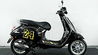 Vespa edisi Kobe Bryant ini sangat kental dengan nuansa LALakers. Bercat dasar hitam, body Vespa ini memiliki aksen kuning, ungu, dan emas yang merupakan warna khas LALakers. Foto: Motodeal