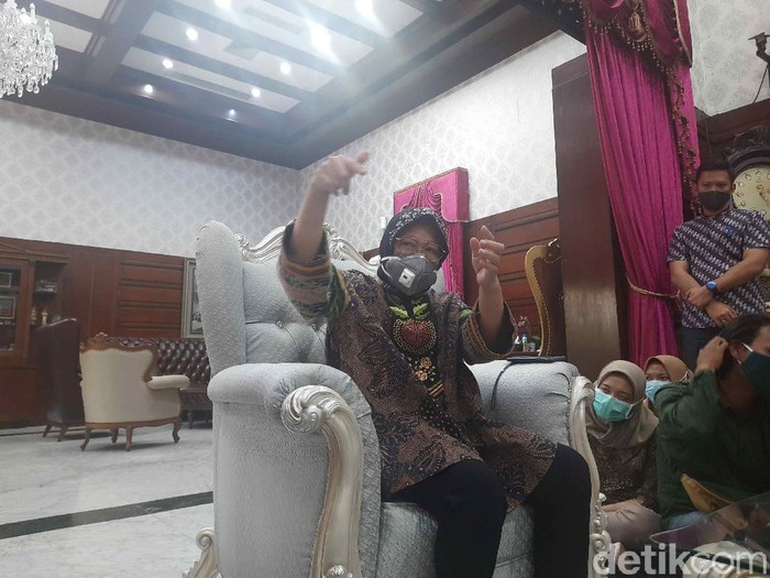 Wali Kota Surabaya Tri Rismaharini membeberkan alasan menolak pembangunan tol tengah kota pada 2014. Risma menilai tol itu akan membebani warga.