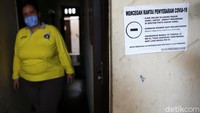 Di pintu masuk kamar terpampang kertas berisi imbauan pencegahan penyebaran virus Corona.