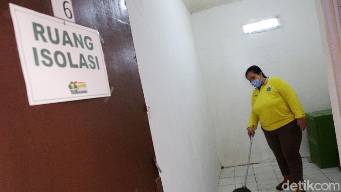 Warga Sulap Indekos Jadi Ruang Isolasi Anggota PKK Yani Apriani membersihkan indekos yang dijadikan ruang isolasi Covid-19 di RW 05 Kelurahan Kuningan Barat, Jakarta, Jumat (28/8/2020). Atas dasar kepedulian terhadap sesama, LKM di RW 05 Kelurahan Kuningan Barat mengubah tempat indekos menjadi ruang isolasi untuk dipergunakan jika ada warga setempat yang terpapar Covid-19. Dari 16 kamar indekos, 4 di antaranya dijadikan sebagai ruang isolasi yang telah disterilisasi dan dilengkapi tempat tidur, lemari, hingga kamar mandi dengan harapan dapat mencegah penularan virus ke permukiman serta membantu warga yang terpapar Covid-19.
