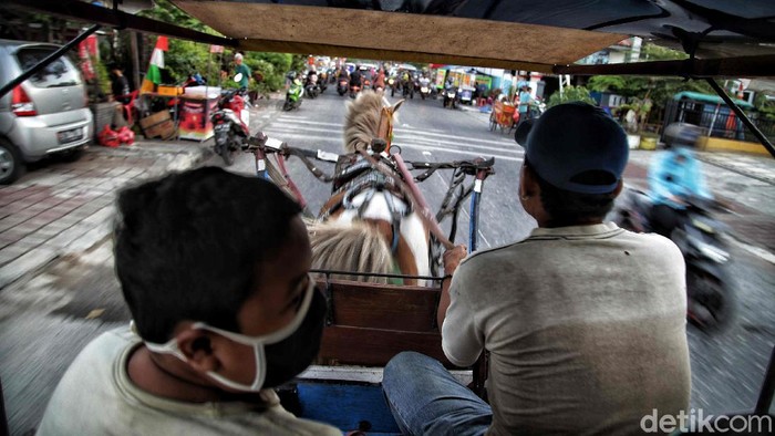 Sejumlah tukang sewa kuda dan kusir menyewakan jasanya di kawasan Tanjung Priok, Jakarta Utara. Aktivitas ini menjadi salah satu hiburan bagi warga.