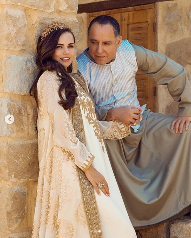 Pada Juni 2016, Xenia Deli dinikahi oleh Ossama Fathi Rabah Al-Sharif, yang saat itu berusia 65 tahun. Mereka menggelar pesta pernikahan di Santorini dan berbulan madu di Swiss, tempat orangtua Xenia tinggal. Foto: Instagram @xeniadeli