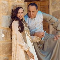 Pada Juni 2016, Xenia Deli dinikahi oleh Ossama Fathi Rabah Al-Sharif, yang saat itu berusia 65 tahun. Mereka menggelar pesta pernikahan di Santorini dan berbulan madu di Swiss, tempat orangtua Xenia tinggal. Foto: Instagram @xeniadeli