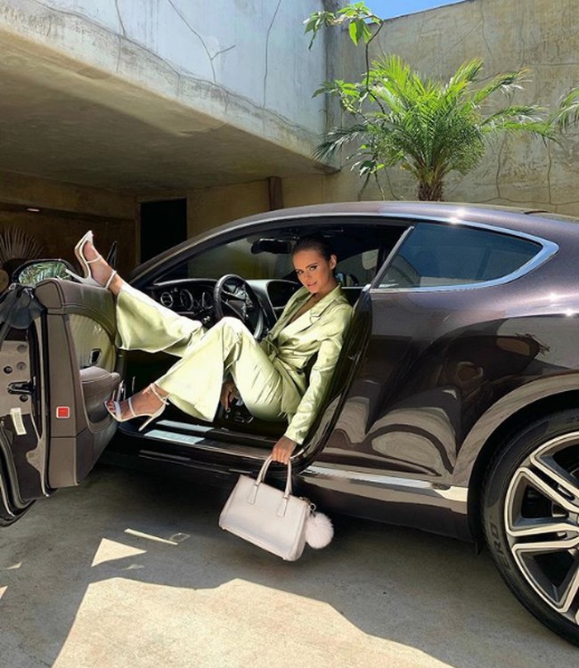 Kerap dinilai menikahi Ossama karena tergila-gila dengan uangnya, Xenia Deli menanggapi kritik tersebut. “Siapa kamu untuk menilai kehidupan yang aku jalani? Aku tidak sempurna dan saya tidak pernah seperti itu! tulis Xenia yang geram dinilai negatif atas pernikahannya. Foto: Instagram @xeniadeli