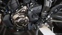 Kenyamanan diklaim bakal buat jatuh hati pencintanya. Untuk diketahui, Yamaha MT-09 juga diselipkan pada fitur quick shifter system dan assist sliper clutch. Quick Shift System (QSS) memberikan upshift lebih halus dan lebih responsif. Selain itu motor ini juga dilengkapi pula dengan Assist & Sliper Clutch yang meningkatkan stabilitas sasis saat pengendara menurunkan gigi dengan cepat.