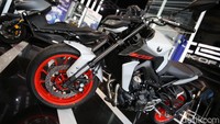Soal tampilan Yamaha MT-09 juga terlihat seksi, sih. Yamaha mengatakan MT-09 menampilkan berbagai perubahan gaya yang mempertajam penampilannya. Sirip samping radiator yang ringan serta air scoop yang dipasang di tangka yang lebih besar juga winglet pada lampu depan memberikan tampilan yang segar namun tetap dinamis.