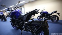 Selain itu Yamaha MT-09 juga diklaim kini lebih menampilkan gaya agresif, berkat desain lampu kembar yang memberi kesan Hyper Naked yang berani. Lampu depan ganda yang dilengkapi dengan empat lampu LED didalamnya, disertai dengan lampu posisi LED ganda.