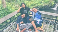 Santai di salah satu restoran hits di Jogja, Putri Manjo bersama dua temannya menikmati sore. Mereka duduk santai di atas jaring yang di bawahnya mengalir sungai. Foto: instagram @putrimanjo