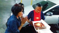 Kejutan buat papa yang dirancang mama, calon menantu, dan anak perempuannya. Satu hari setelah hari raya idul fitri, dengan anggota keluarga seadanya, di parkiran mobil salah satu Mall di Surabaya, tulis Putri Manjo. Foto: instagram @putrimanjo