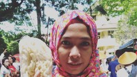Berpose sambil memegang sebungkus kerupuk, gaya Putri Manjo ini bikin banyak orang gagal fokus. Selain foto, Putri Manjo juga mengunggah caption soal kerupuk. Foto: instagram @putrimanjo