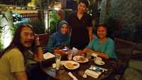  Bincang malam dengan para sesepuh tari di kota istimewa, tulis Putri Manjo. Mereka ngobrol santai sambil makan malam. Foto: instagram @putrimanjo